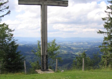 W Polsce ochrona praw wierzących jest ograniczana, a we Francji krzyże wracają na swoje miejsca