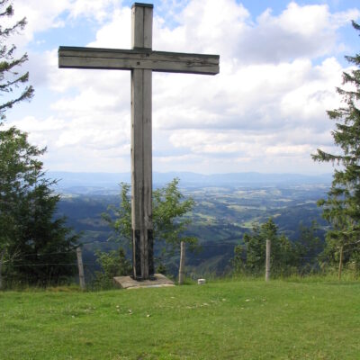 W Polsce ochrona praw wierzących jest ograniczana, a we Francji krzyże wracają na swoje miejsca