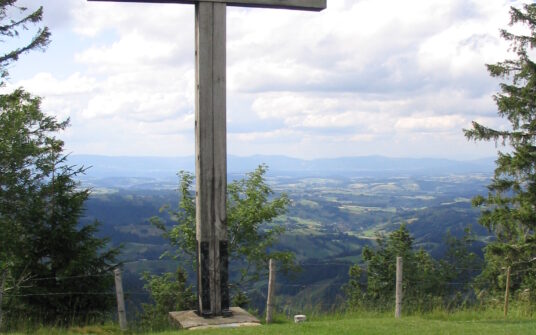 W Polsce ochrona praw wierzących jest ograniczana, a we Francji krzyże wracają na swoje miejsca