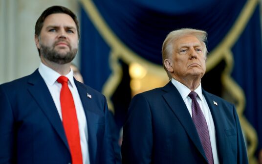 “Barbarzyństwo charakteryzuje się tym, że traktujemy niemowlęta jak uciążliwość”. Przemówienia Trumpa i Vance’a