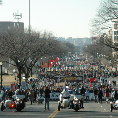 Młodzi Amerykanie coraz bardziej pro-life: zaskakujące trendy w sondażach