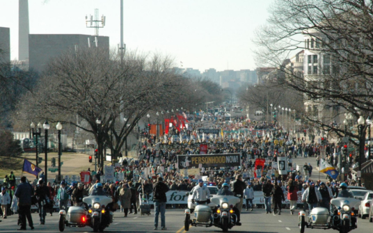Młodzi Amerykanie coraz bardziej pro-life: zaskakujące trendy w sondażach