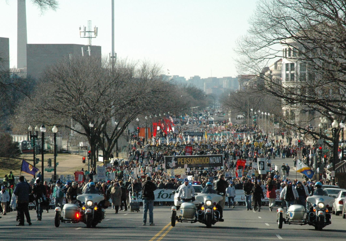 Młodzi Amerykanie coraz bardziej pro-life: zaskakujące trendy w sondażach